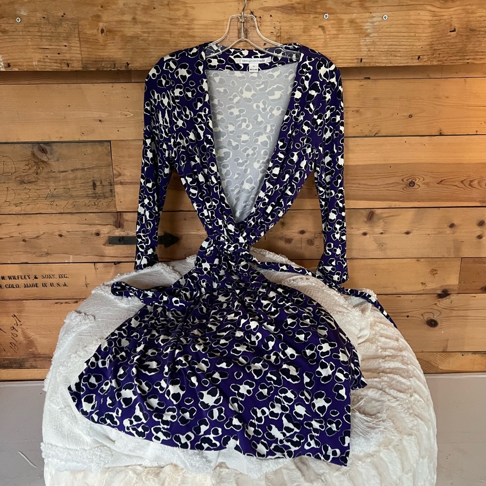 DVF Purple Snow Leopard Julian Two Mini Wrap Dress size 10 excellent condition